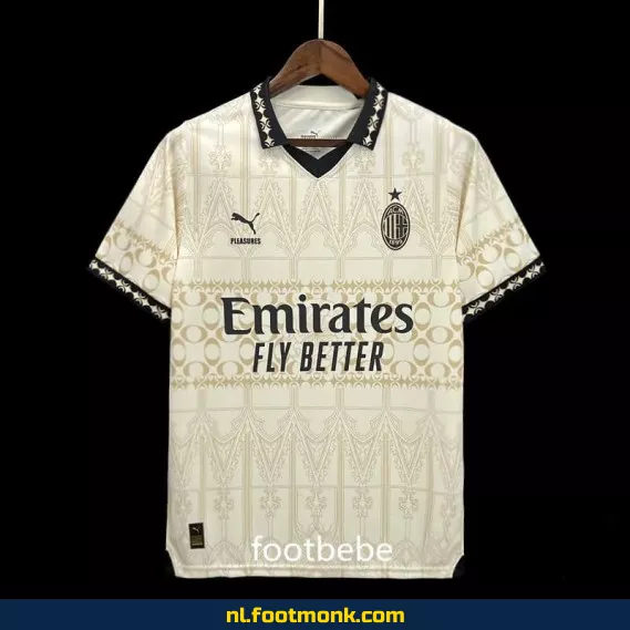 AC Milan x PLEASURES Voetbalshirt 2023-2024 Vierde Thuistenue – Blanc | Officieel Voetbalshirt | Heren & Dames | Fanwear | Aanbieding