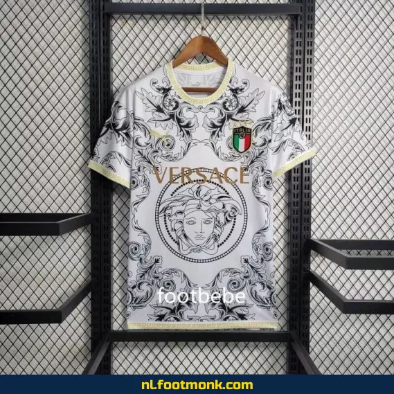 Italië Voetbalshirt 2023-2024 Wit – Officieel Versace Voetbalshirt | Voetbalshirts Dames & Heren | Fanwear & Aanbiedingen