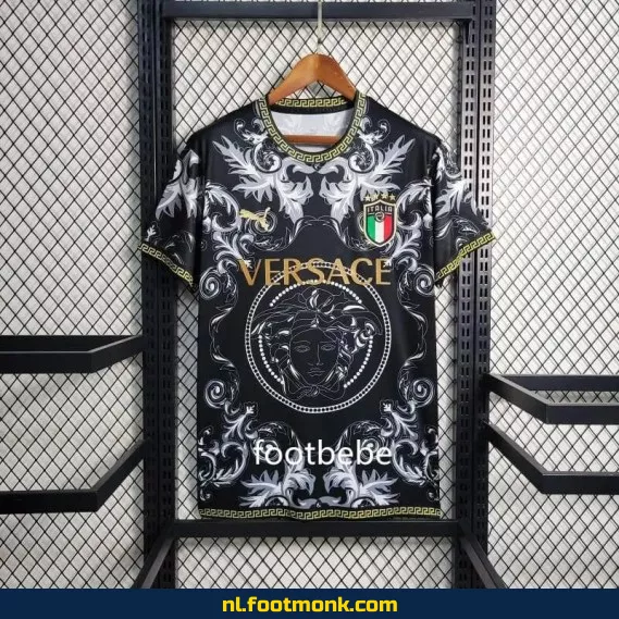 Italië Voetbalshirt 2023-2024 - Zwart Versace Voetbalshirt - Officieel Voetbalshirt Kopen
