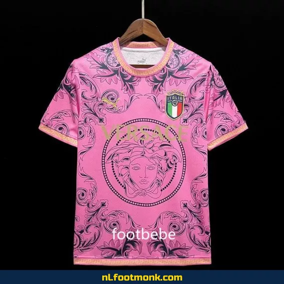 Officieel Italië Voetbalshirt 2023-2024 – Roze Versace Fanwear | Voetbalshirts Dames & Heren | Origineel & Aanbieding